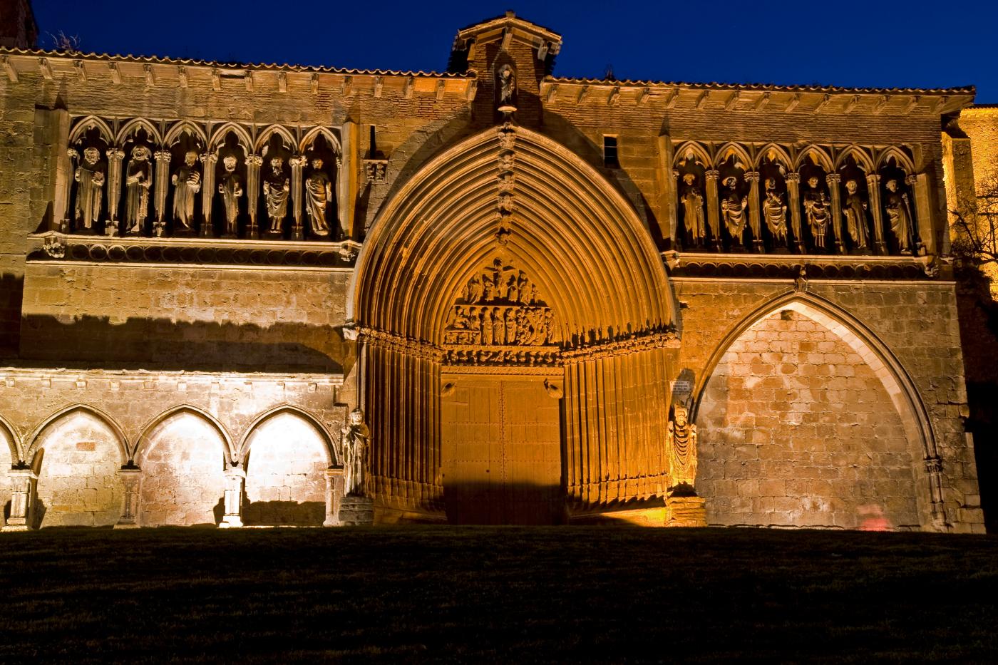 Portada de la iglesia del Santo Sepulcro de Estella de noche